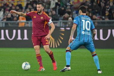 AS Roma 'dan Bryan Cristante ve Cagliari' den Gianluca Gaetano, Roma 'daki Olimpico Stadyumu' nda AS Roman v Cagliari arasında oynanan Enilive maçında, 9 Şubat 2026