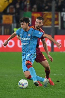 Cagliari 'den Luca Mazzitelli ve AS Roma' dan Bryan Cristante, Roma 'daki Olimpico Stadyumu' nda AS Roman ve Cagliari arasında oynanan Enilive maçında, 29 Şubat 2026