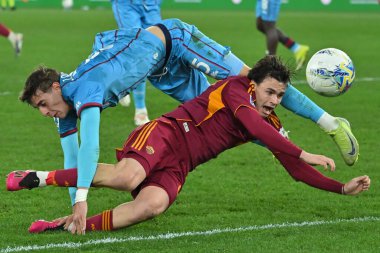 Cagliari 'li Juan Rodriguez, AS Roma' dan Niccolo Pisilli, Roma 'daki Olimpico Stadyumu' ndaki AS Roma-Cagliari Enilive maçı sırasında, 09 Şubat 2026