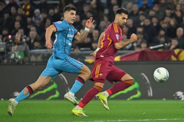 Cagliari 'li Adam Obert, AS Roma' dan Zeki Celik, Roma 'daki Olimpico Stadyumu' nda AS Roma v Cagliari arasında oynanan Enilive maçı sırasında, 09 Şubat 2026