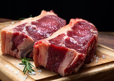 Çiğ Picanha, tahta bir tahtanın üstünde ızgarada kızartılmak üzere kesilmiş..