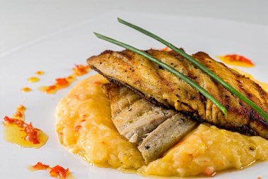 Manioik püre ile ızgara ançüez..