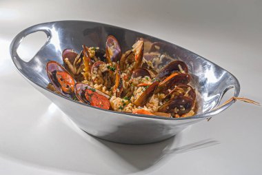 Deniz ürünlerini yalamak, tipik bir balıkçı yemeği. Deniz ürünlerini pilavla pişirin..