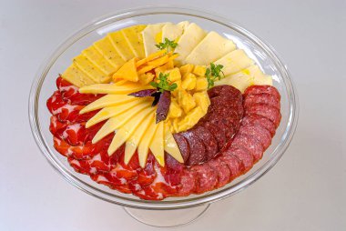 İtalyan mezeleri: salam, kiler, gübre, koloni peyniri, parmesan cipsi ve sosis..