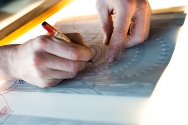 Sanatçının el çizimi bir kalem ile izleme