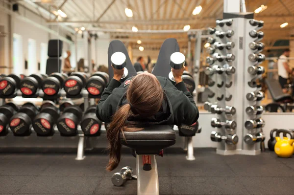 kızı spor salonunda