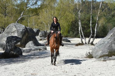 Genç kadın at binme