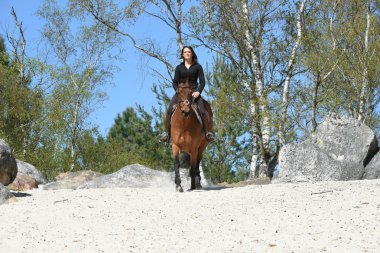 Genç kadın at binme