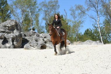 Genç kadın at binme