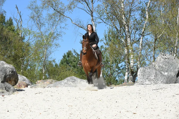 Mladá žena na koni — Stock fotografie