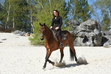 Genç kadın at binme