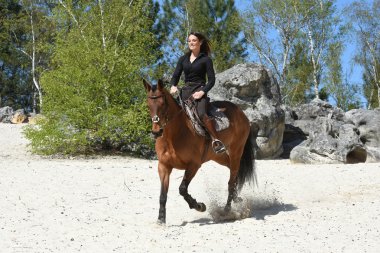 Genç kadın at binme