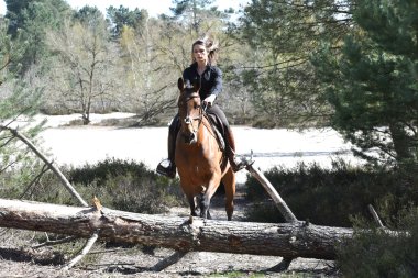 Genç kadın at binme