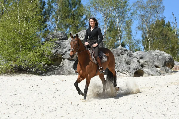 Jonge vrouw rijden — Stockfoto