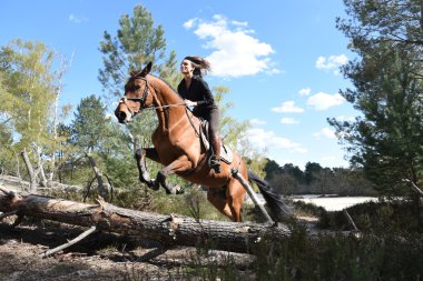 Genç kadın at binme
