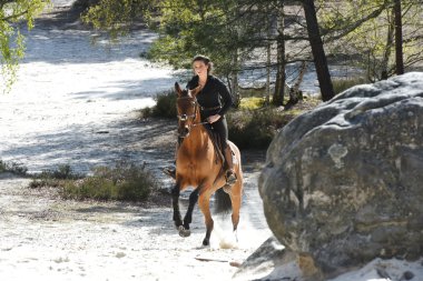 Genç kadın at binme