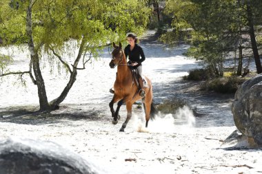 Genç kadın at binme