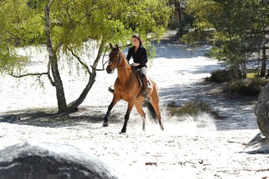 Genç kadın at binme