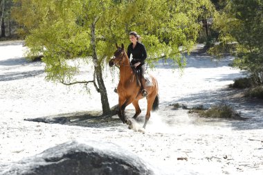 Genç kadın at binme
