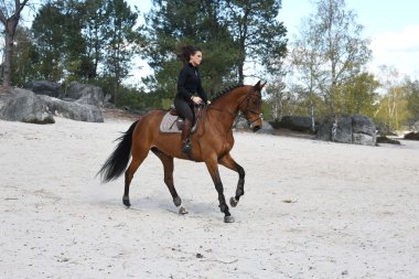 Genç kadın at binme