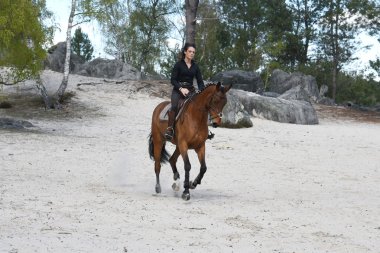 Genç kadın at binme