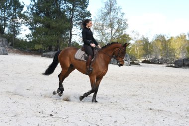 Genç kadın at binme