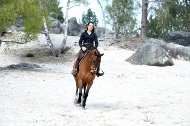 Genç kadın at binme