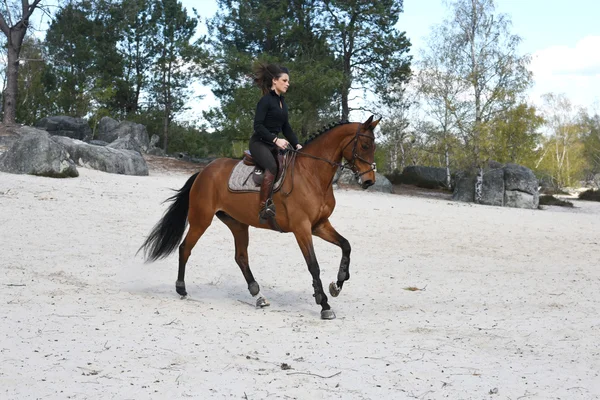 Genç kadın at binme