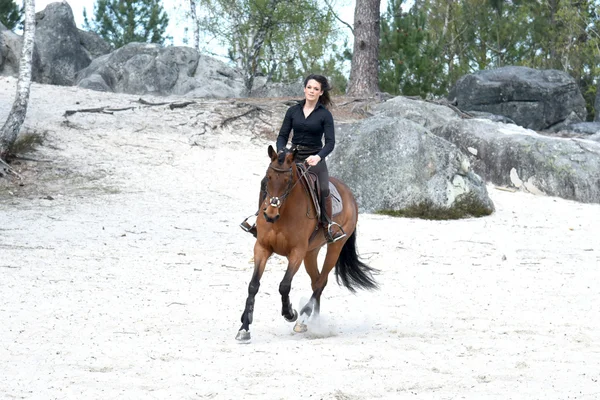 Genç kadın at binme