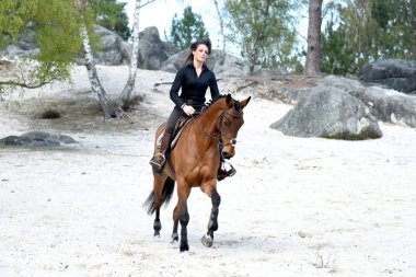 Genç kadın at binme