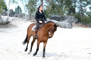 Genç kadın at binme