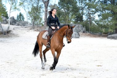 Genç kadın at binme