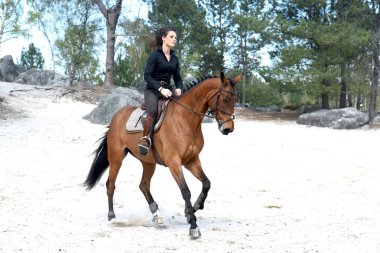 Genç kadın at binme