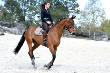 Genç kadın at binme