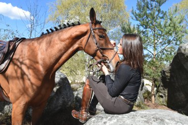 Genç kadın at binme