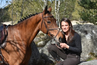 Genç kadın at binme
