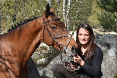 Genç kadın at binme