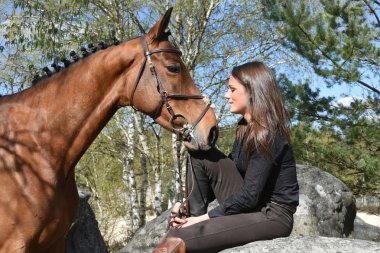 Genç kadın at binme