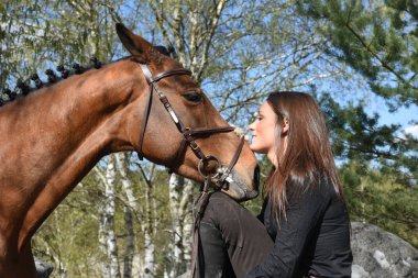 Genç kadın at binme