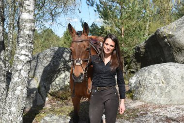 Genç kadın at binme