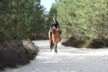 Genç kadın at binme
