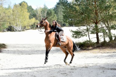 Genç kadın at binme