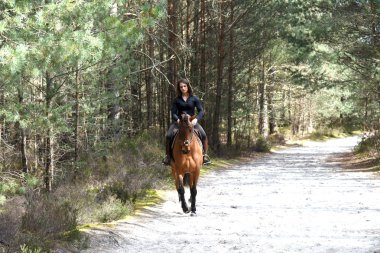 Genç kadın at binme