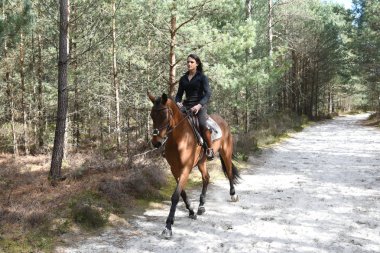 Genç kadın at binme