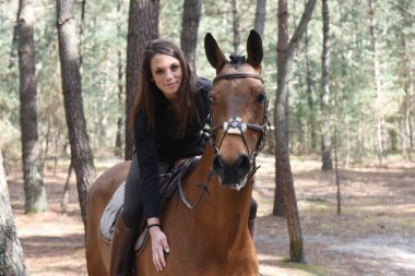 Genç kadın at binme