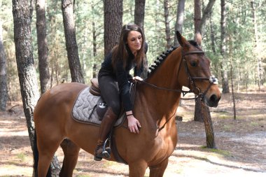 Genç kadın at binme