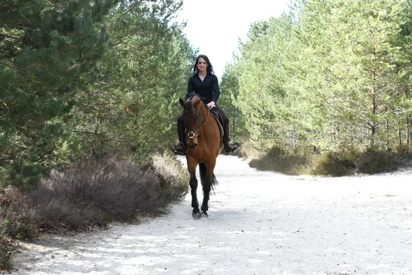 Genç kadın at binme