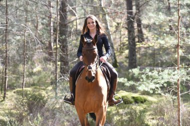 Genç kadın at binme