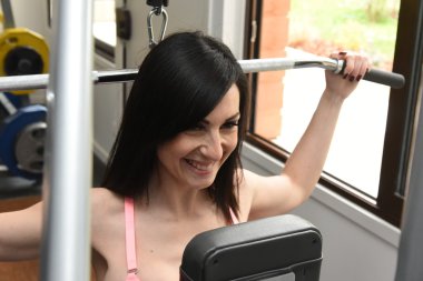 genç kadının musculation yapması