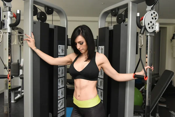 Jovem mulher fazendo musculação — Fotografia de Stock